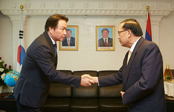 SK Group Chairman Chey Tae-won, left, meets with Khamsouay Keodalavong, Ambassador of Laos to Korea, last month, at the Laos embassy in Hannam-dong, central Seoul, to express condolences to flood victims. The conglomerate donated $10 million in emergency relief funds. [Photo provided by SK Group]
